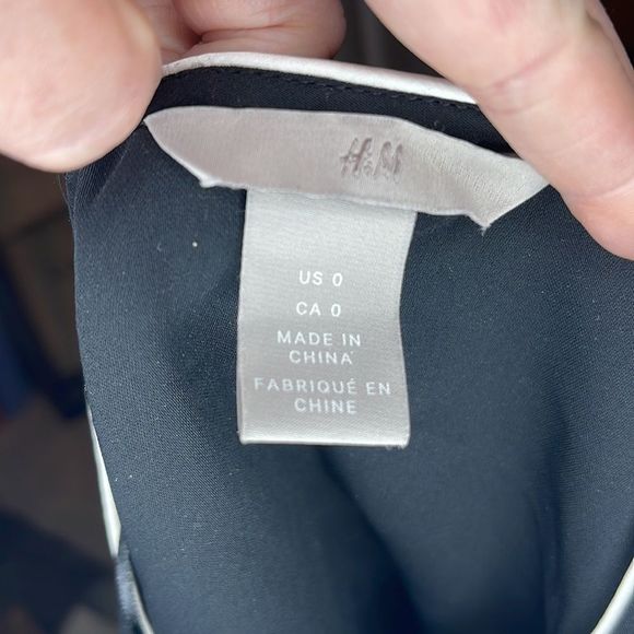 H&M | Long Sleeve V Neck Blouse in Black - Picture 4 of 4